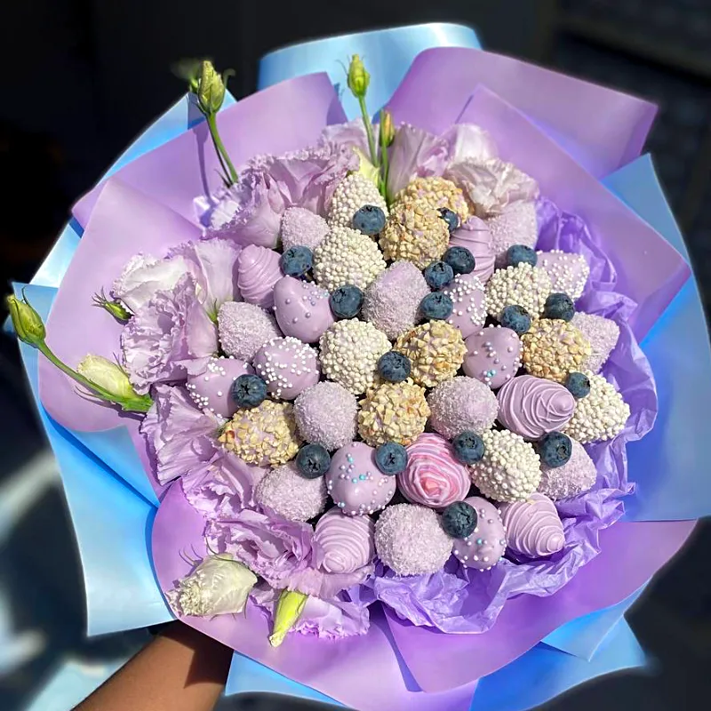 Клубника в шоколаде с цветами